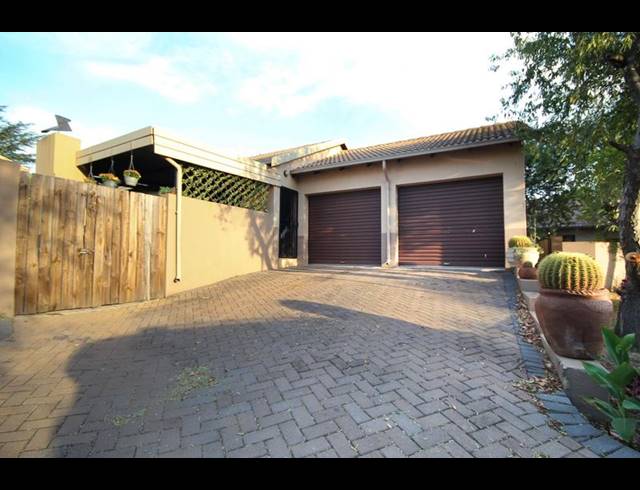 2 BEDROOM TOWNHOUSE FOR SALE IN THATCHFIELD